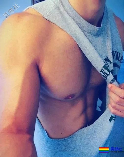 满大街的侧乳装肌肉帅哥，这些大胸肌承包了我一夏天的鼻血! - 51虹马