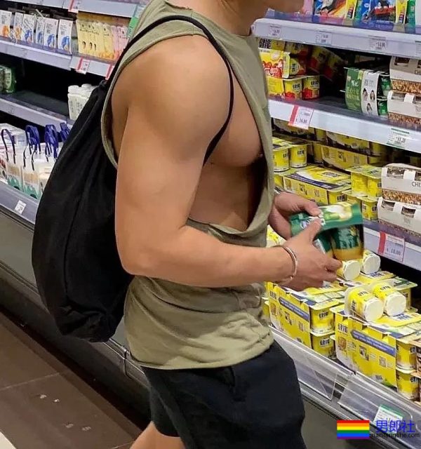 满大街的侧乳装肌肉帅哥，这些大胸肌承包了我一夏天的鼻血! - 51虹马