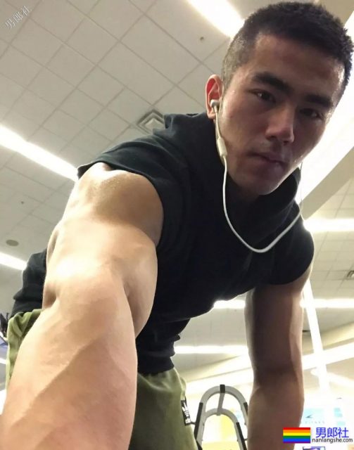 正装控的男人魅力大解开扣子秀腹肌,是受是1? - 51虹马 正装控的男人魅力大解开扣子秀腹肌,是受是1? - 51虹马