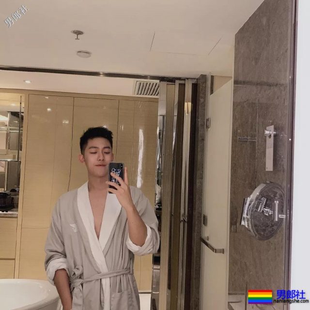 今日份心动男孩！干净帅气的小奶狗空少，这也太可爱了吧 - 51虹马