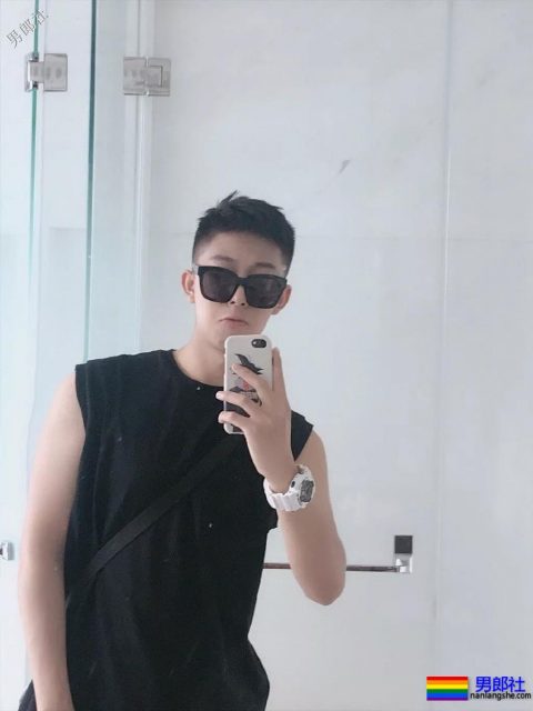 今日份心动男孩！干净帅气的小奶狗空少，这也太可爱了吧 - 51虹马