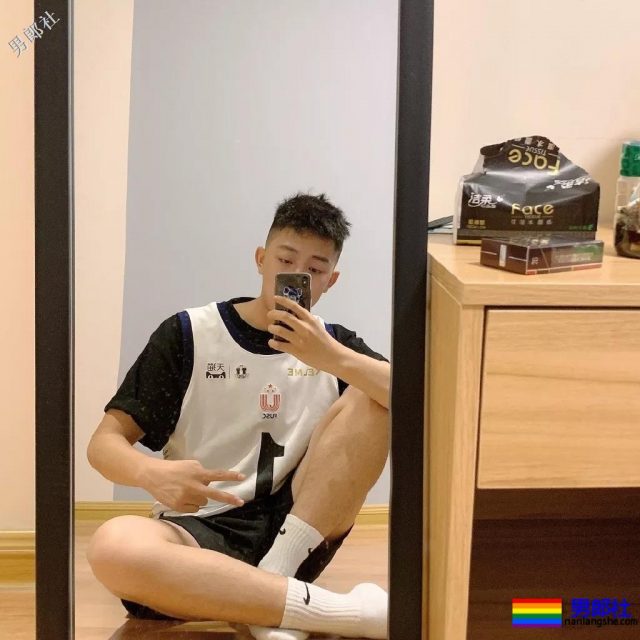 今日份心动男孩！干净帅气的小奶狗空少，这也太可爱了吧 - 51虹马