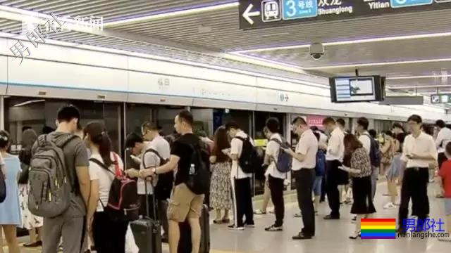 牛仔裤衬衫男在地铁遭同性两次咸猪手，结果......-51虹马