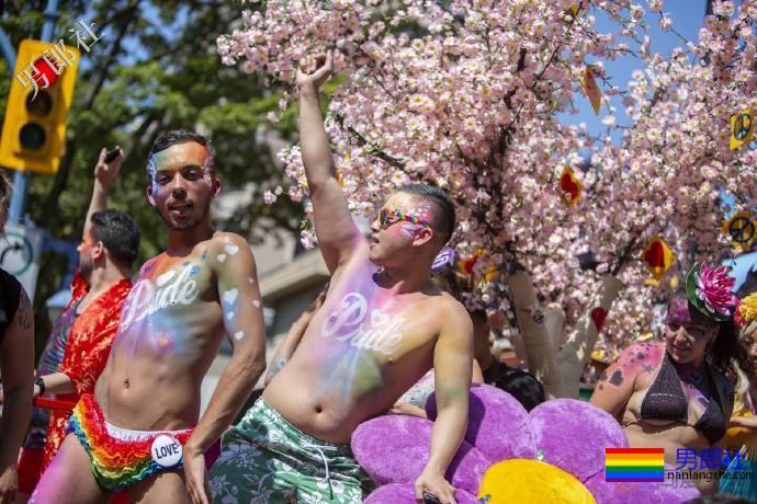 加拿大总理：每个人都应展现真我，爱其所爱 - 51虹马