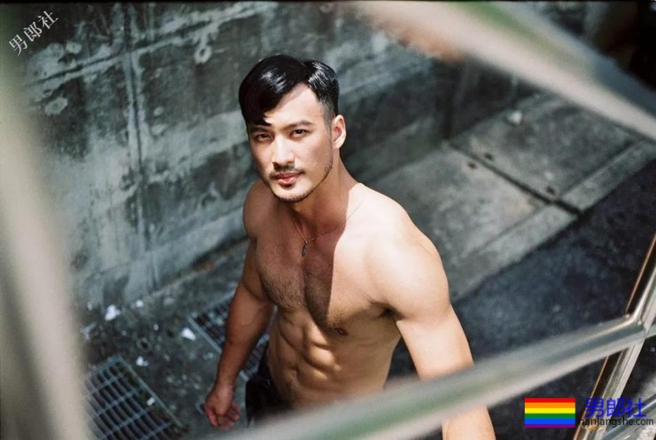 爬山的肌肉男被偷拍,据说还是个1?-51虹马