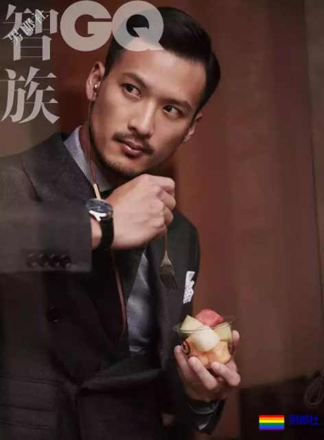 爬山的肌肉男被偷拍，据说还是个1？ - 51虹马