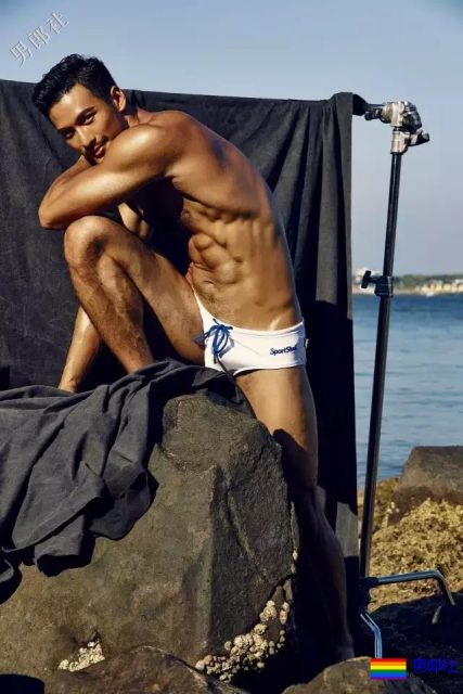 爬山的肌肉男被偷拍，据说还是个1？ - 51虹马