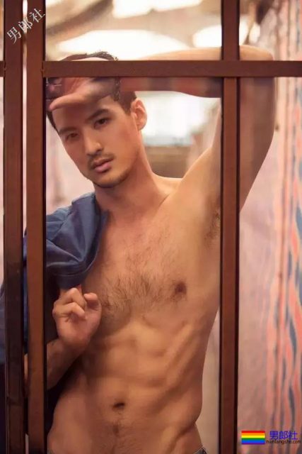 爬山的肌肉男被偷拍，据说还是个1？ - 51虹马