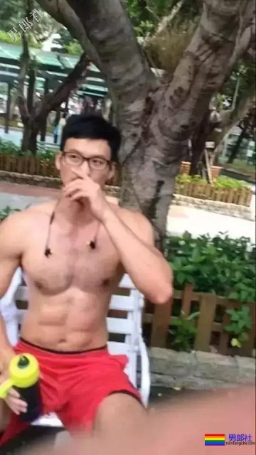 爬山的肌肉男被偷拍，据说还是个1？ - 51虹马