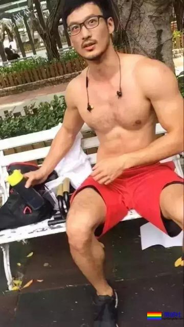 爬山的肌肉男被偷拍，据说还是个1？ - 51虹马