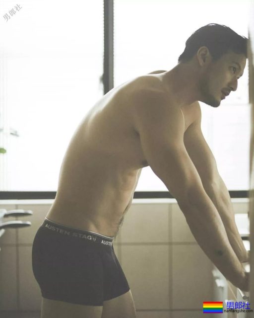 爬山的肌肉男被偷拍，据说还是个1？ - 51虹马