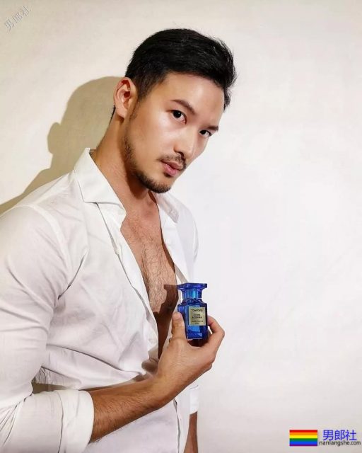 爬山的肌肉男被偷拍，据说还是个1？ - 51虹马