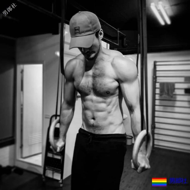 爬山的肌肉男被偷拍，据说还是个1？ - 51虹马