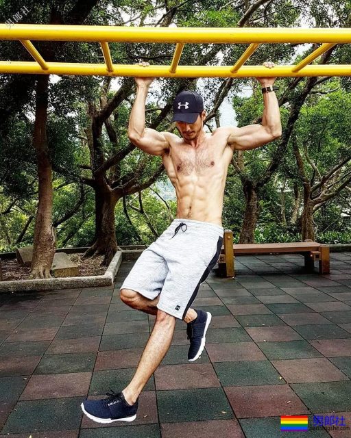 爬山的肌肉男被偷拍，据说还是个1？ - 51虹马