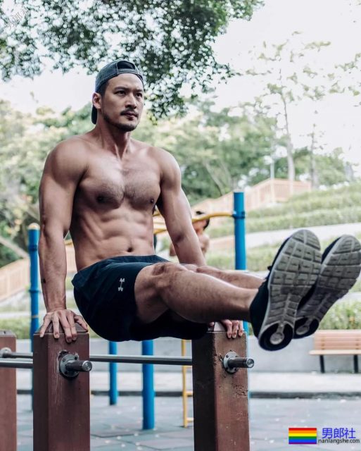 爬山的肌肉男被偷拍，据说还是个1？ - 51虹马