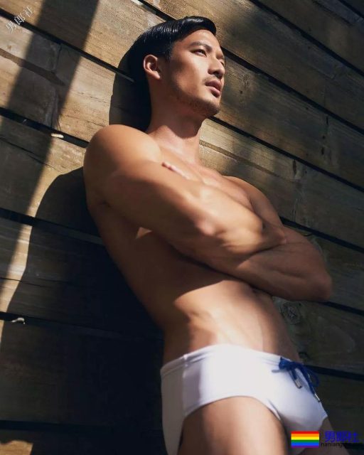 爬山的肌肉男被偷拍，据说还是个1？ - 51虹马