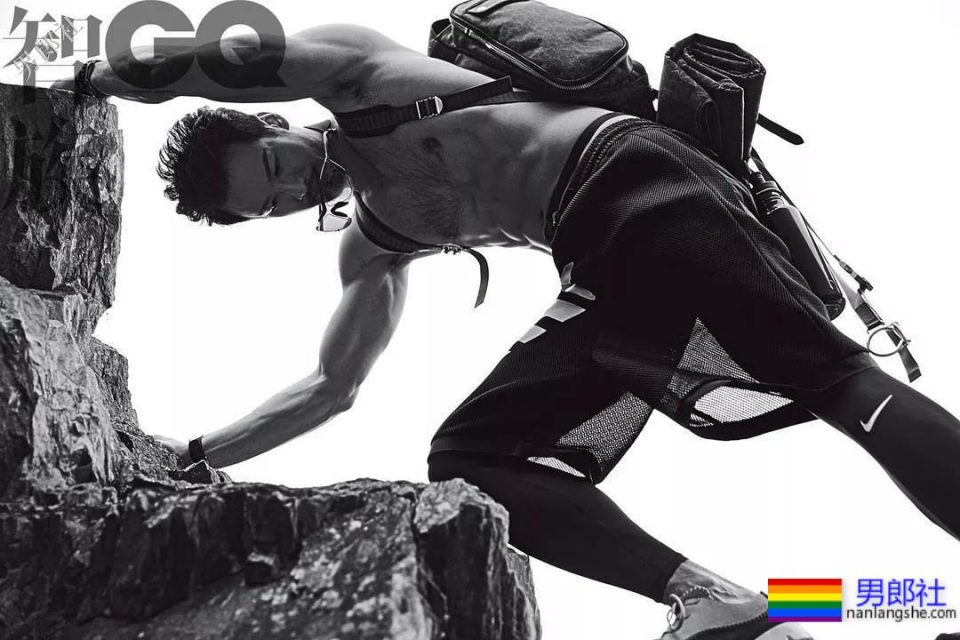 爬山的肌肉男被偷拍，据说还是个1？ - 51虹马