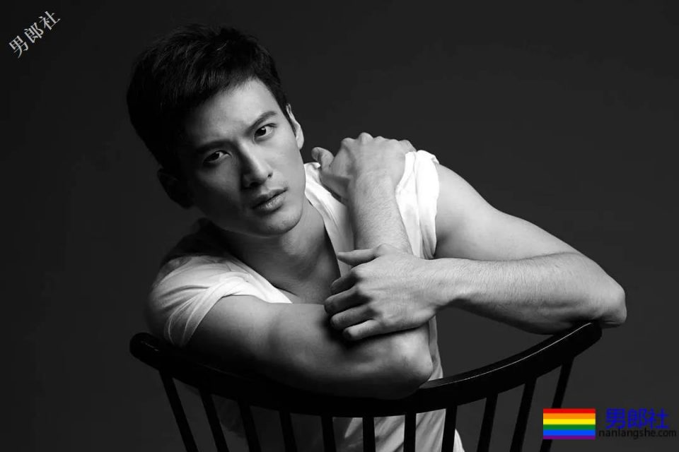 爬山的肌肉男被偷拍，据说还是个1？ - 51虹马