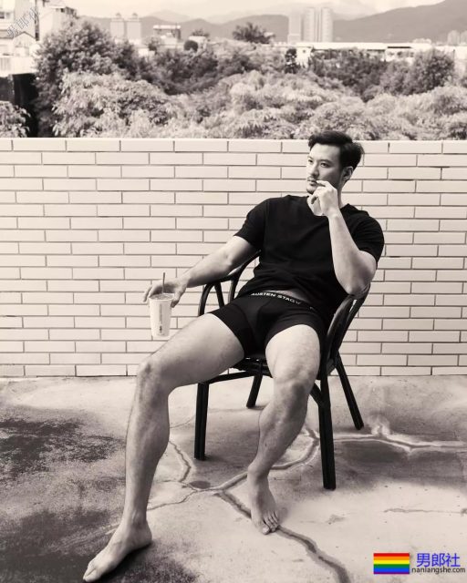 爬山的肌肉男被偷拍，据说还是个1？ - 51虹马