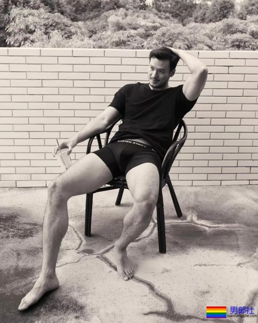 爬山的肌肉男被偷拍，据说还是个1？ - 51虹马