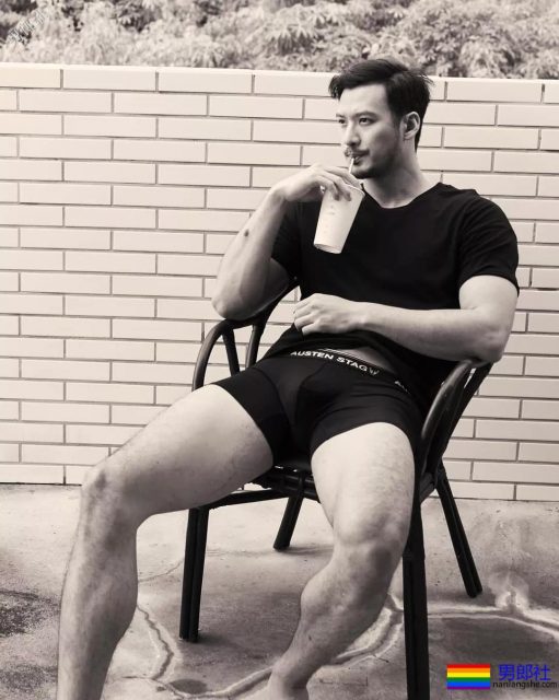 爬山的肌肉男被偷拍，据说还是个1？ - 51虹马