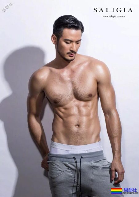 爬山的肌肉男被偷拍，据说还是个1？ - 51虹马