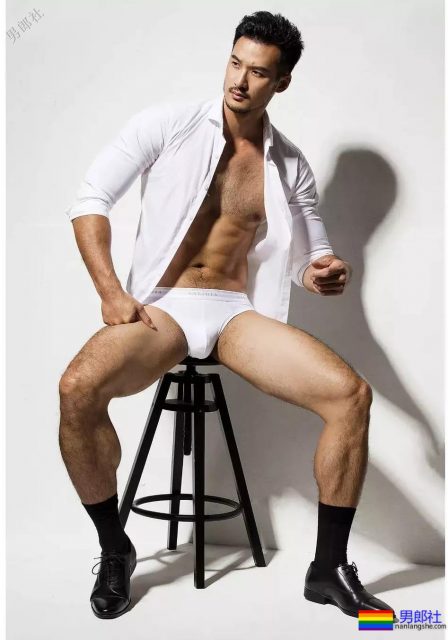 爬山的肌肉男被偷拍，据说还是个1？ - 51虹马