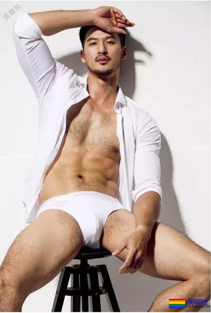 爬山的肌肉男被偷拍，据说还是个1？ - 51虹马