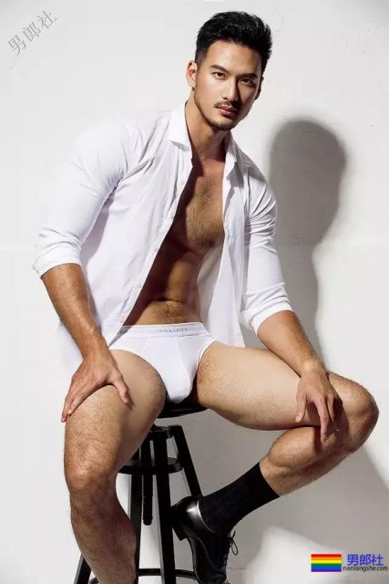 爬山的肌肉男被偷拍，据说还是个1？ - 51虹马