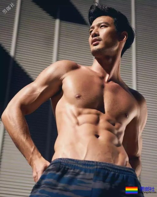 爬山的肌肉男被偷拍，据说还是个1？ - 51虹马