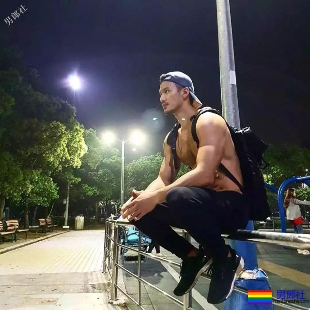 爬山的肌肉男被偷拍，据说还是个1？ - 51虹马