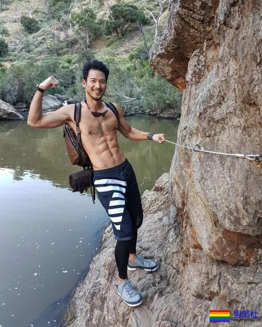 爬山的肌肉男被偷拍，据说还是个1？ - 51虹马