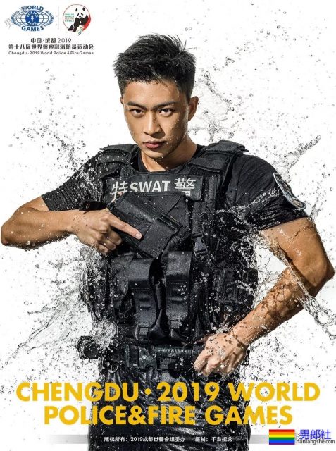 肌肉帅警哥和兄弟一起亲上,这身正装裤真的太挺拔掉训练服凭这身大胸腹肌腱子肉全城红-51虹马