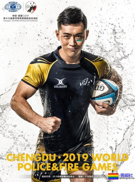 肌肉帅警哥和兄弟一起亲上，这身正装裤真的太挺拔掉训练服凭这身大胸腹肌腱子肉全城红 - 51虹马