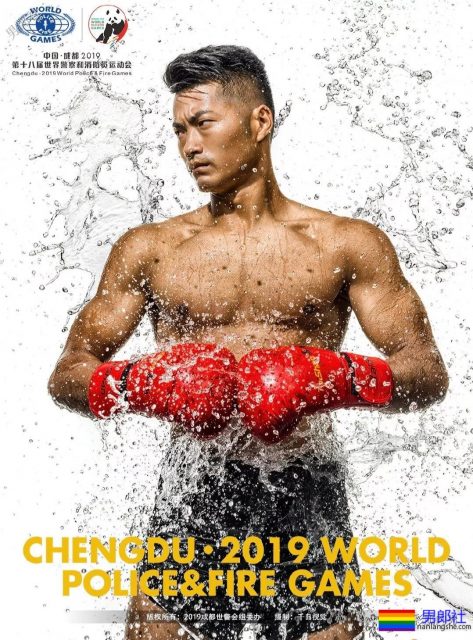 肌肉帅警哥和兄弟一起亲上，这身正装裤真的太挺拔掉训练服凭这身大胸腹肌腱子肉全城红 - 51虹马