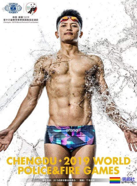 肌肉帅警哥和兄弟一起亲上，这身正装裤真的太挺拔掉训练服凭这身大胸腹肌腱子肉全城红 - 51虹马