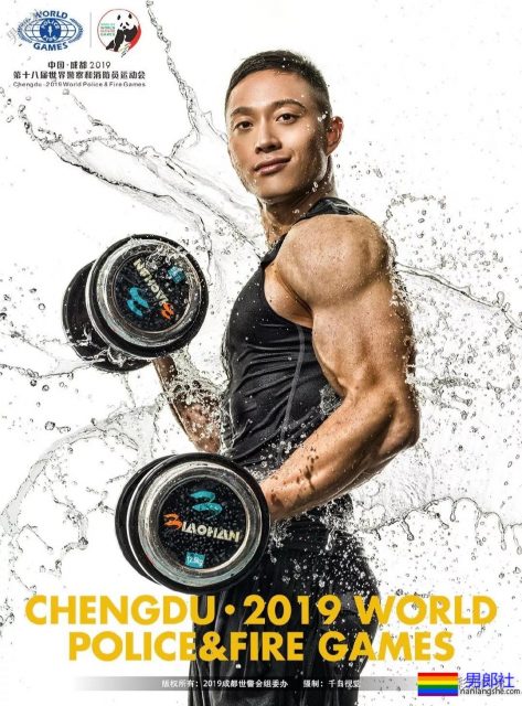 肌肉帅警哥和兄弟一起亲上，这身正装裤真的太挺拔掉训练服凭这身大胸腹肌腱子肉全城红 - 51虹马