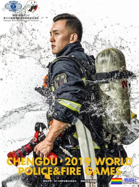 肌肉帅警哥和兄弟一起亲上，这身正装裤真的太挺拔掉训练服凭这身大胸腹肌腱子肉全城红 - 51虹马