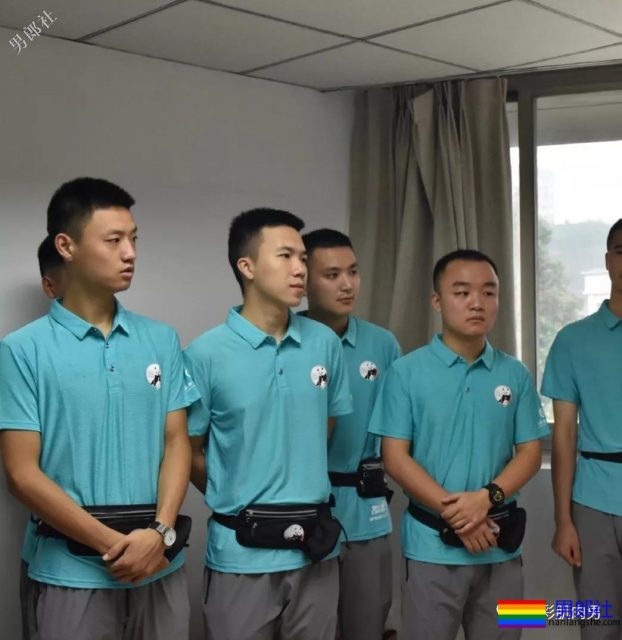 肌肉帅警哥和兄弟一起亲上，这身正装裤真的太挺拔掉训练服凭这身大胸腹肌腱子肉全城红 - 51虹马