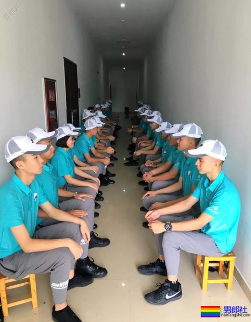 肌肉帅警哥和兄弟一起亲上，这身正装裤真的太挺拔掉训练服凭这身大胸腹肌腱子肉全城红 - 51虹马