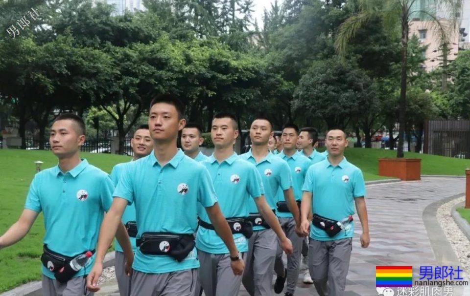 肌肉帅警哥和兄弟一起亲上，这身正装裤真的太挺拔掉训练服凭这身大胸腹肌腱子肉全城红 - 51虹马