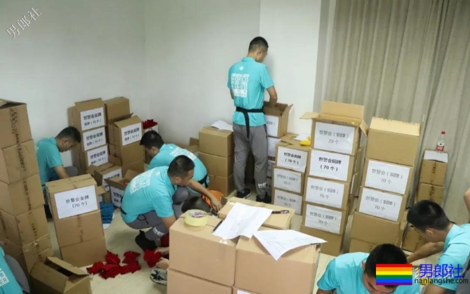 肌肉帅警哥和兄弟一起亲上，这身正装裤真的太挺拔掉训练服凭这身大胸腹肌腱子肉全城红 - 51虹马