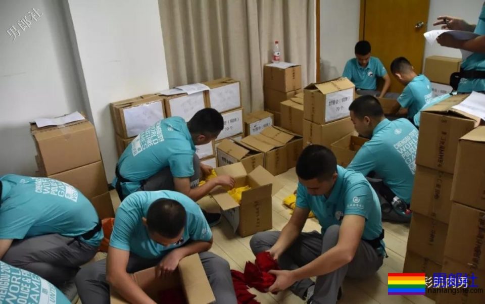 肌肉帅警哥和兄弟一起亲上，这身正装裤真的太挺拔掉训练服凭这身大胸腹肌腱子肉全城红 - 51虹马