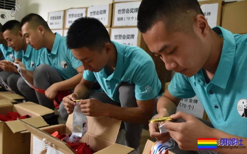 肌肉帅警哥和兄弟一起亲上，这身正装裤真的太挺拔掉训练服凭这身大胸腹肌腱子肉全城红 - 51虹马