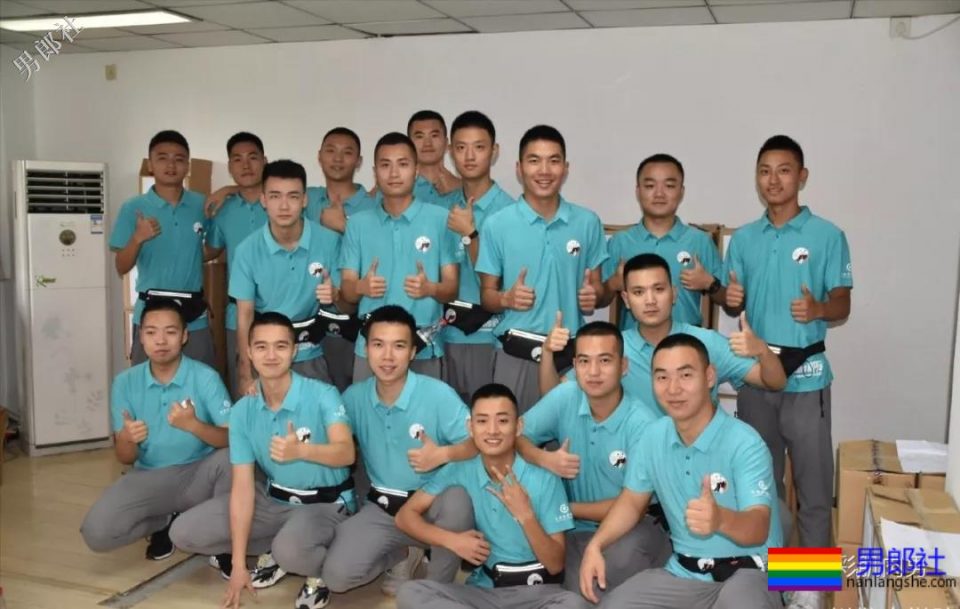 肌肉帅警哥和兄弟一起亲上，这身正装裤真的太挺拔掉训练服凭这身大胸腹肌腱子肉全城红 - 51虹马