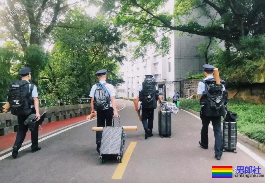 肌肉帅警哥和兄弟一起亲上，这身正装裤真的太挺拔掉训练服凭这身大胸腹肌腱子肉全城红 - 51虹马