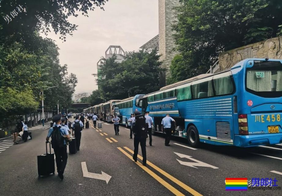 肌肉帅警哥和兄弟一起亲上，这身正装裤真的太挺拔掉训练服凭这身大胸腹肌腱子肉全城红 - 51虹马