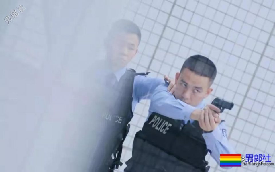 肌肉帅警哥和兄弟一起亲上，这身正装裤真的太挺拔掉训练服凭这身大胸腹肌腱子肉全城红 - 51虹马