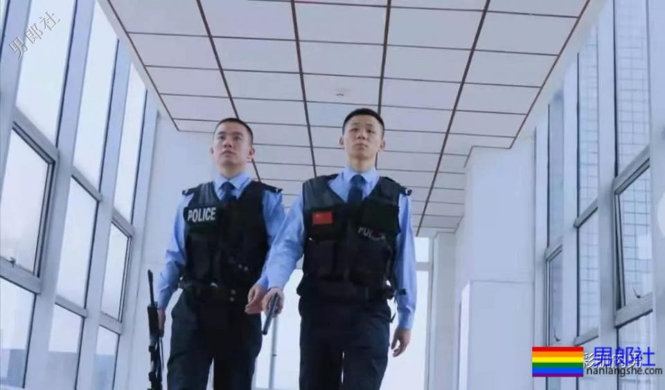 肌肉帅警哥和兄弟一起亲上，这身正装裤真的太挺拔掉训练服凭这身大胸腹肌腱子肉全城红 - 51虹马