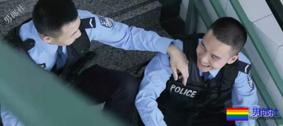 肌肉帅警哥和兄弟一起亲上，这身正装裤真的太挺拔掉训练服凭这身大胸腹肌腱子肉全城红 - 51虹马